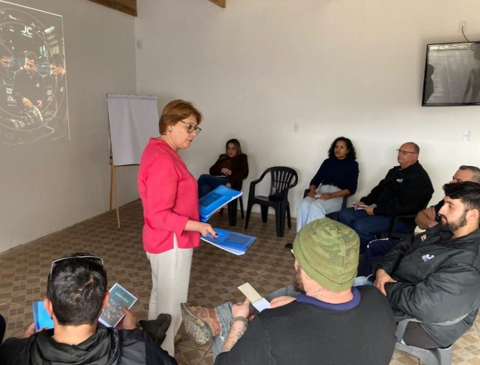 Ana Cláudia Mira conduzindo um grupo menor em uma formação