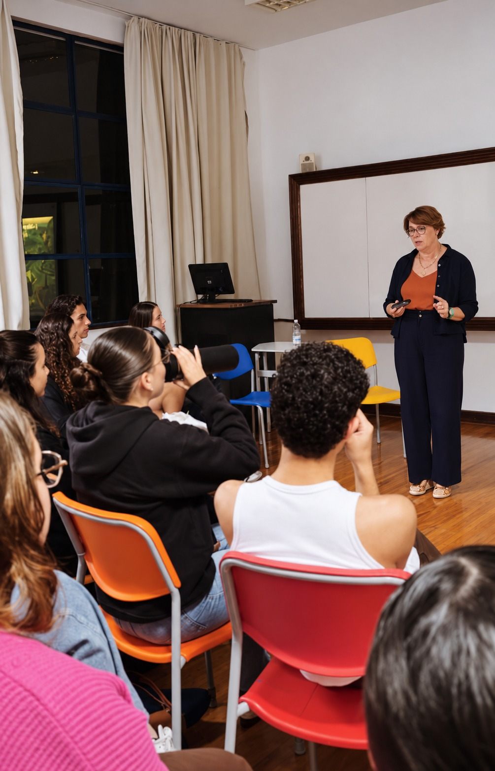 Ana Cláudia Mira conduzindo um encontro em ambiente de formação
